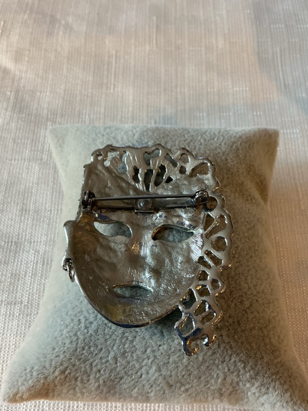 Venetian Masquerade Mask Vintage Gold and Silver Tone Brooches - Picture 4 of 4